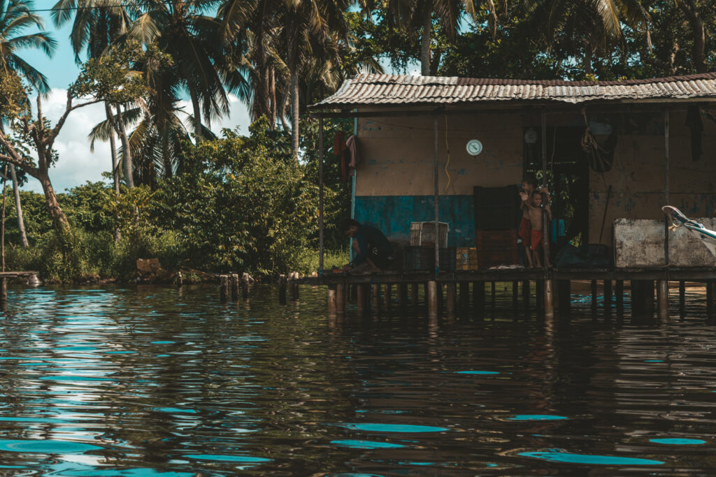 Niños de la comunidad de Ologá saludando desde su hogar.