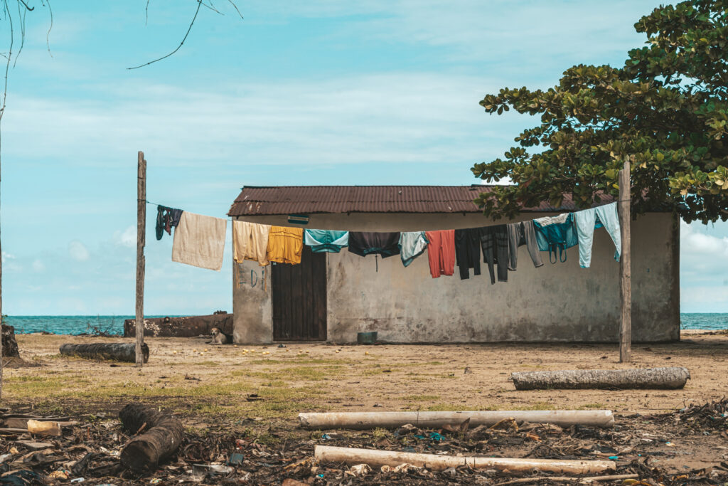 Una de las casas en Ologá, en el lago de Maracaibo (Zulia), con ropa tendida al frente. Foto: Aldenix David Ocanto