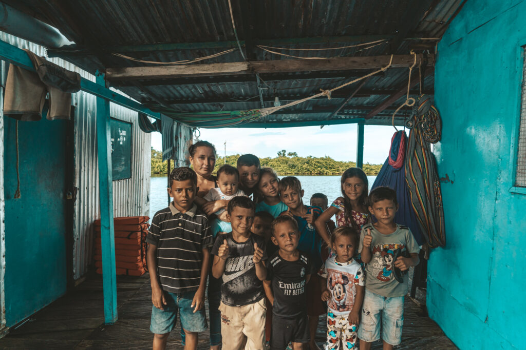 Una de las madres y habitantes de Ologá rodeada por los niños de la comunidad. Foto: Aldenix David Ocanto