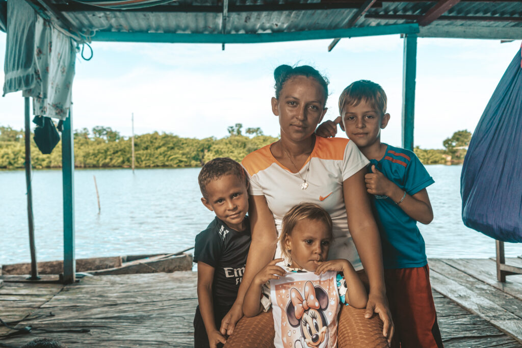 Una madre y habitante de Ologá, en lago de Maracaibo, estado Zulia, rodeada de sus hijos. Foto: Aldenix David Ocanto