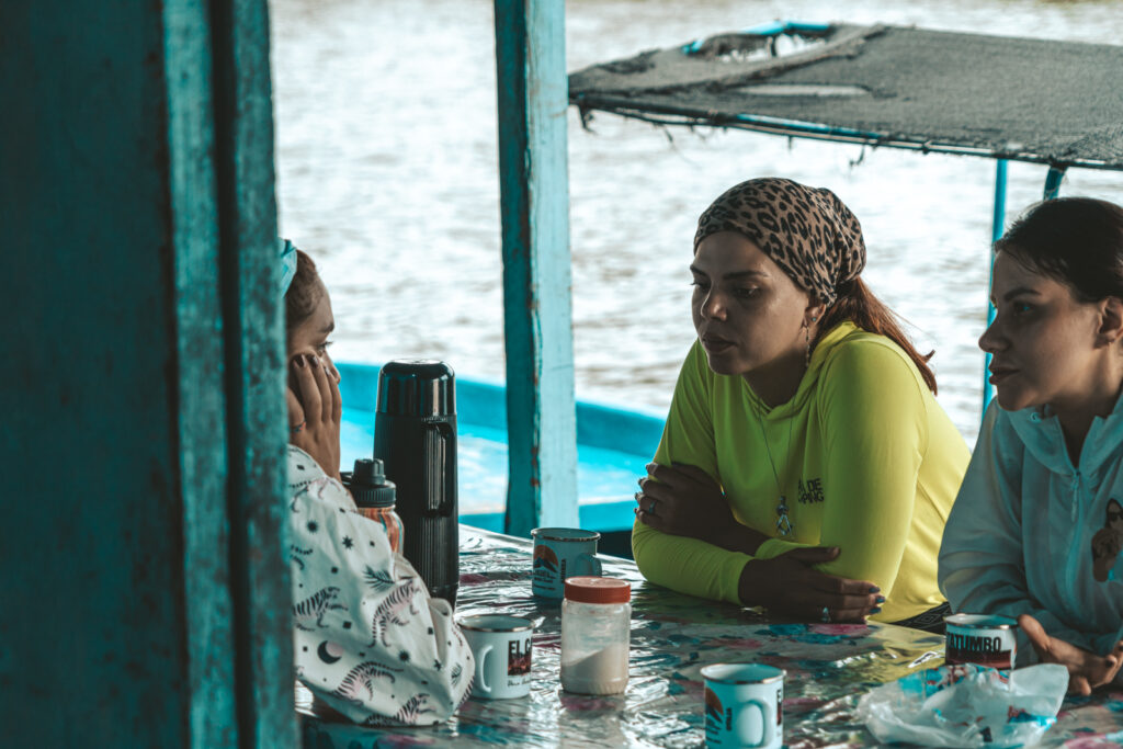 Andrea Cifuentes (de verde), cirujana que viajó con su amiga y colega Gina Cabello al lago de Maracaibo (Zulia) a observar los relámpagos del Catatumbo. Foto: Aldenix David Ocanto