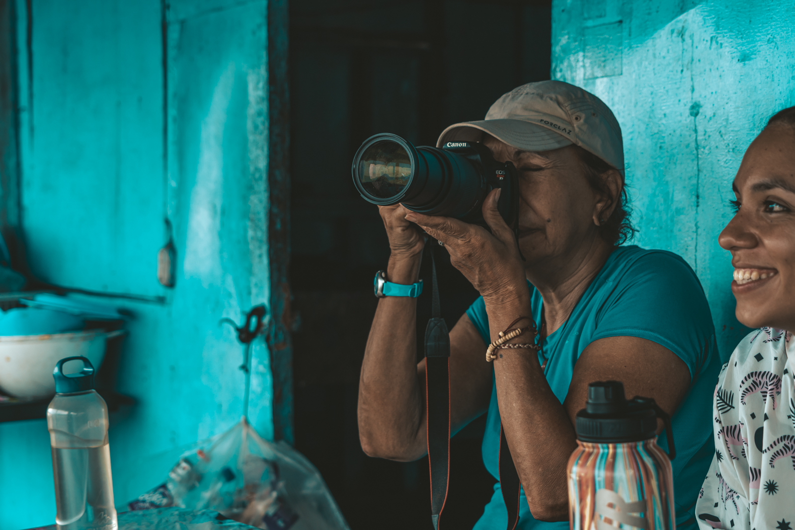 Otilia Meza tomando una fotografía desde el palafito de Nerio Ángel Romero, conocido como Tani, en Ologá, en el lago de Maracaibo (Zulia). Foto: Aldenix David Ocanto