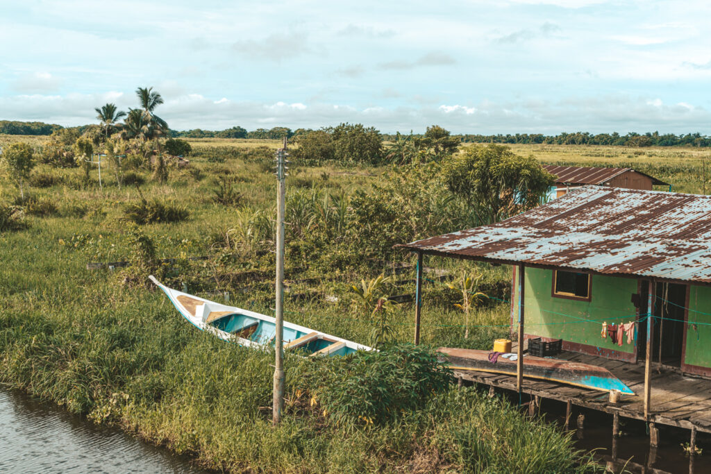 Uno de los palafitos que sigue habitado en Congo Mirador, en el lago de Maracaibo, Zulia. La sedimentación ha alcanzado gran parte del espacio que ocupaba este poblado. Foto: Aldenix David Ocanto