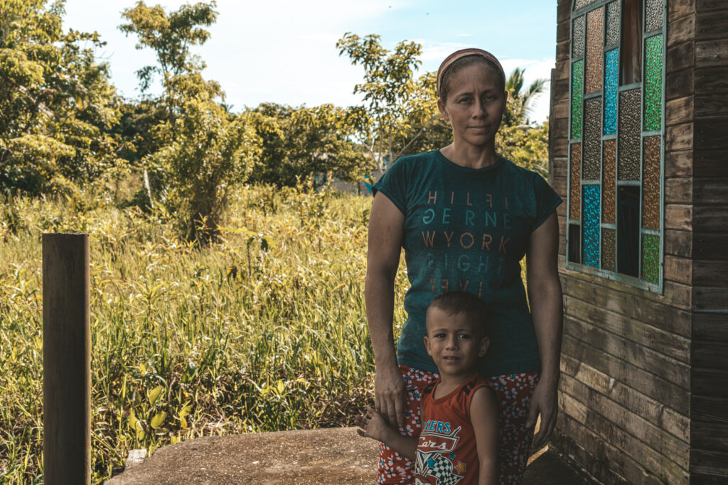 Natalie Sánchez y su hijo. Los padres de Natalie siguen viviendo en Congo Mirador, porque se niegan a abandonar su hogar. Foto: Aldenix David Ocanto