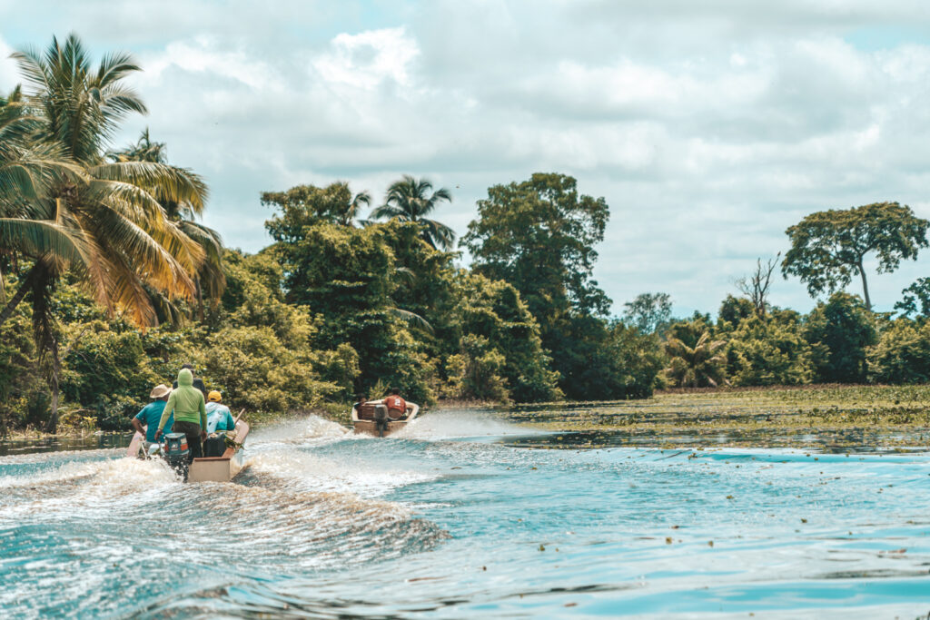 Pescadores recorriendo caño Concha