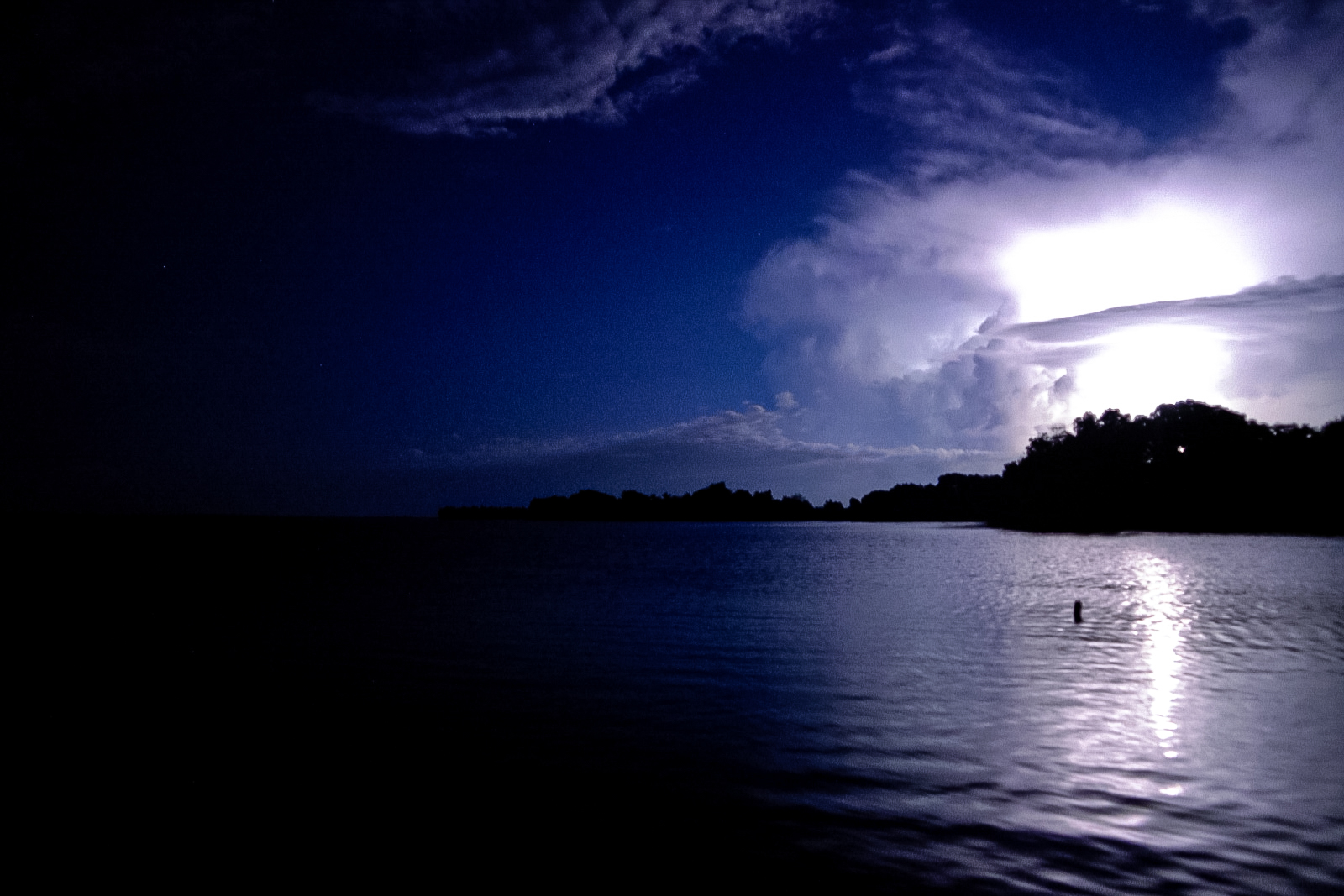 Relámpago del Catatumbo visto desde Ologá, en el lago de Maracaibo, Zulia. Foto: Aldenix David Ocanto