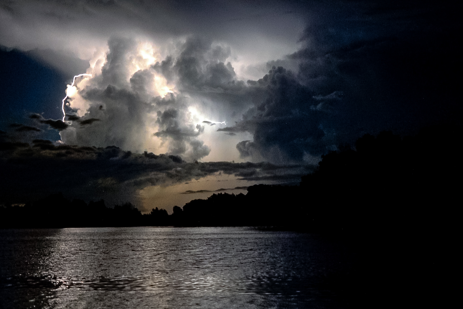 Relámpago del Catatumbo visto desde Ologá, en el lago de Maracaibo (Zulia). Foto: Aldenix David Ocanto